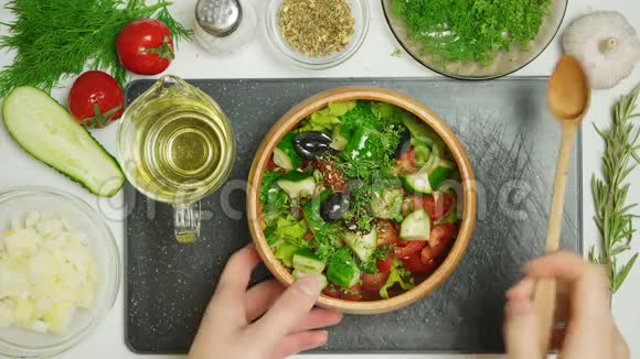 拍摄蔬菜沙拉烹饪视频的预览图