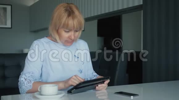 家庭合作一个男人和一个女人坐在一张桌子上拿着平板电脑解决商业问题网上讨论视频的预览图