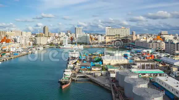 日本冲绳县那霸市托马里港鸟瞰图视频的预览图