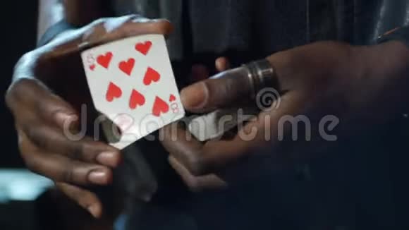魔术师用卡片表演魔术视频的预览图