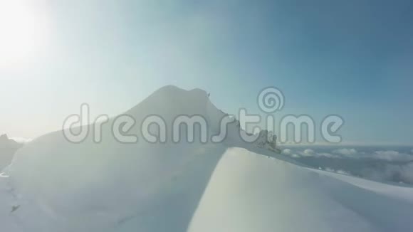 在阳光明媚的日子里欧洲阿尔卑斯山的雪山空中景观视频的预览图