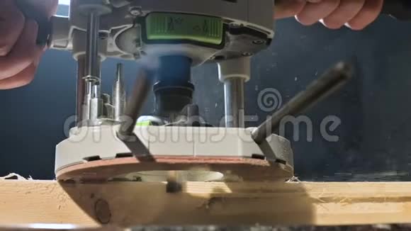 木工在家庭车间用手动电动切割机进行手工操作的手缓慢整理木制零件视频的预览图