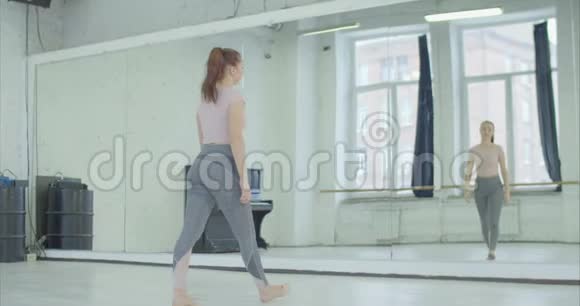 在舞蹈室里坐在大镜子前的女人视频的预览图