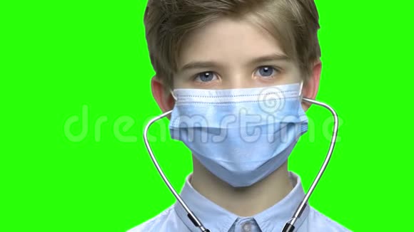 关闭儿童男孩戴医疗防护面罩和听诊器视频的预览图