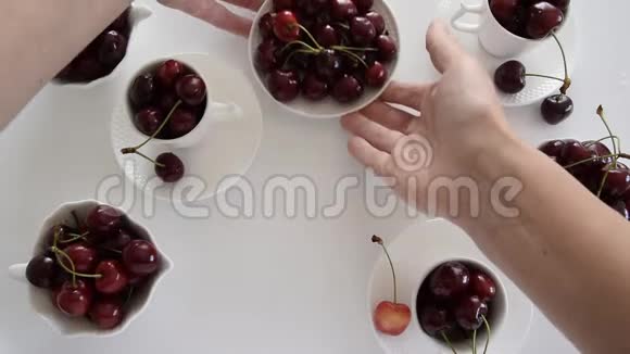 女人手把樱桃放在桌子上的俯视图创意食物背景视频的预览图