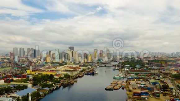 马尼拉城市景观与蓝天和云彩的时间流逝视频的预览图