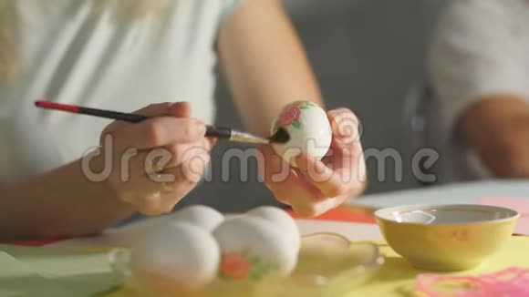 母亲装饰彩蛋用作复活节庆典的装饰视频的预览图