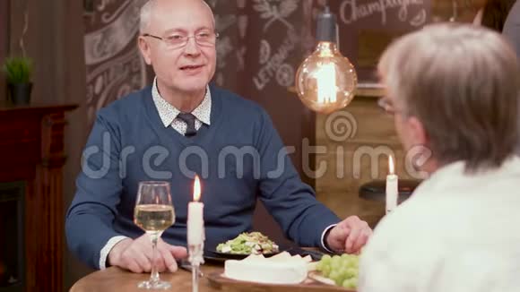 一位老人在浪漫的晚餐上向他的伴侣求婚视频的预览图