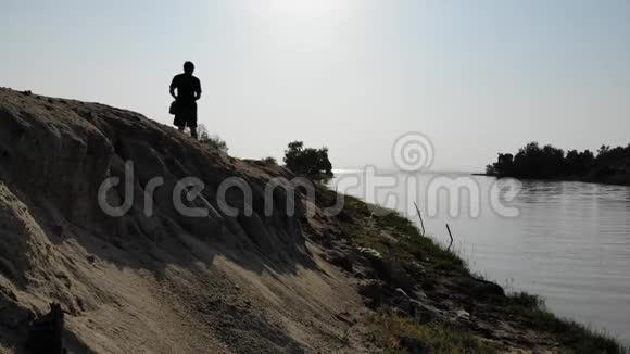 男人从背后在山上行走阳光灿烂视频的预览图