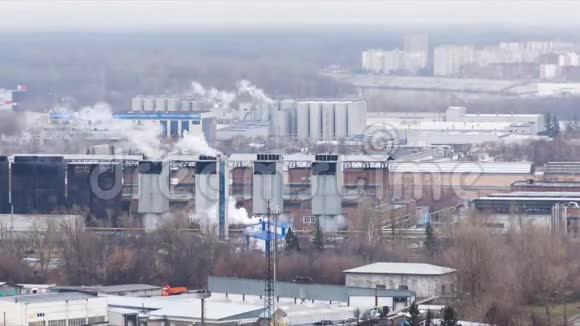 时间推移4k天拍摄的一个工业区在城市工厂管道里的烟视频的预览图
