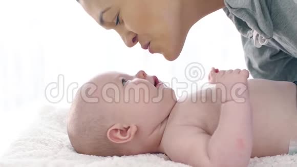 妈妈亲吻婴儿鼻子视频的预览图