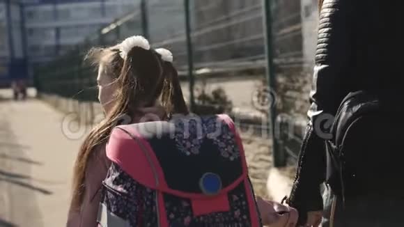 母女俩一起上学母亲抱着女儿上学视频的预览图