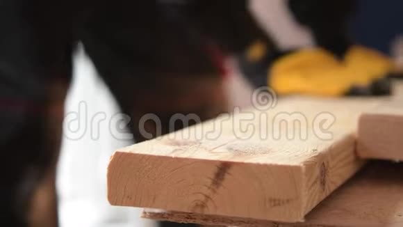 木施工工吹锯末视频的预览图
