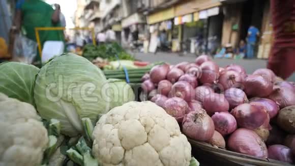 孟买街上的蔬菜市场蔬菜特写视频的预览图