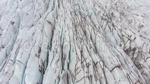 冰川灰烬裂缝和裂缝冰岛鸟瞰图视频的预览图
