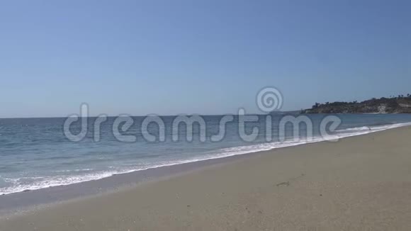太平洋的波浪在加州马里布海滩的岸边拍打摄像机在沙滩上移动视频的预览图
