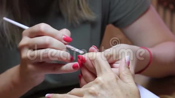 美甲大师用刷子在客户的食指指甲上创建一个梯度视频的预览图
