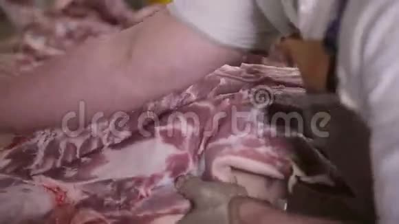 肉类生产工厂肉贩在肉类加工厂用屠刀把肉切成块视频的预览图