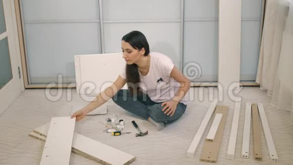 女人试着组装家具视频的预览图