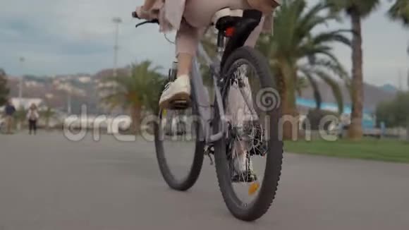 夏季公园里女性的双腿旋转脚踏车近距离观看视频的预览图