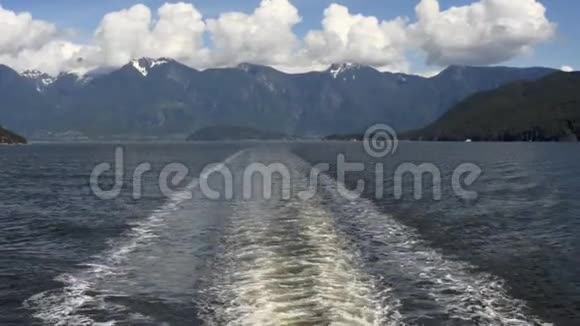从船和BC海岸山脉醒来靠近温哥华加拿大在夏季的一天视频的预览图