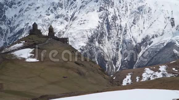 盖尔盖蒂三一教堂在雪山的背景下视频的预览图