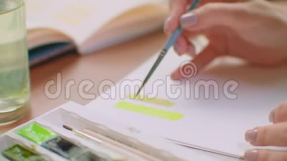 年轻女性用画笔和颜料制作配色为设计创造配色视频的预览图