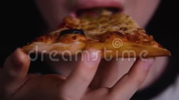 这个男孩吃奶酪和蔬菜的比萨饼有机产品视频的预览图