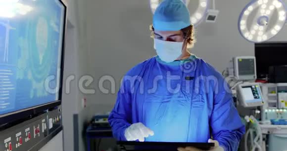 男性外科医生检查x线报告4k视频的预览图
