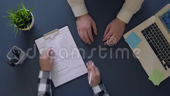 商人坐在桌边签合同和合伙人握手空中射击视频的预览图