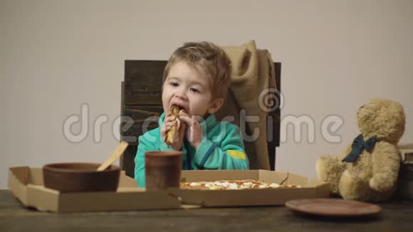 男孩咬了一大块披萨孤立在白色背景可爱的白种人小男孩吃披萨饥饿儿童视频的预览图