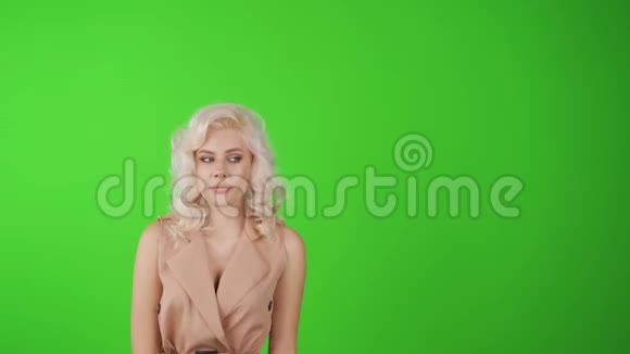 商业女性持有演讲泡沫在绿屏上说些什么视频的预览图