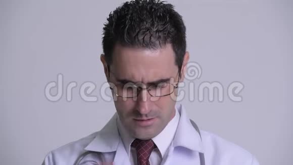 压力男医生摘下眼镜哭泣视频的预览图