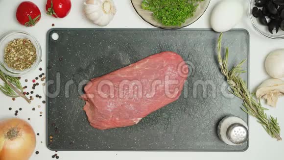 厨房切猪肉片的视频视频的预览图