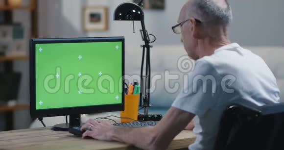 成熟的成人绿色屏幕显示器视频的预览图