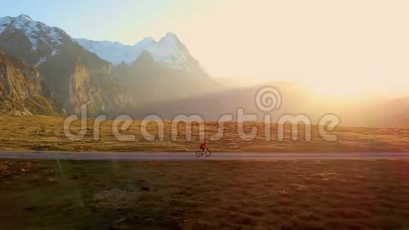 令人难以置信的史诗般的日落自行车骑在山上视频的预览图