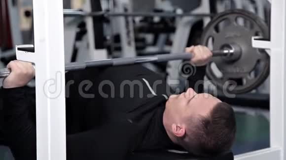 一个男人在健身房工作视频的预览图