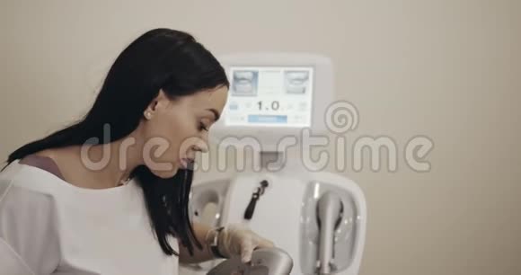非手术面部提升美容师使用设备拍摄于电影摄影机12位彩色视频的预览图