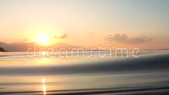 太阳落山时海水的光反射视频的预览图