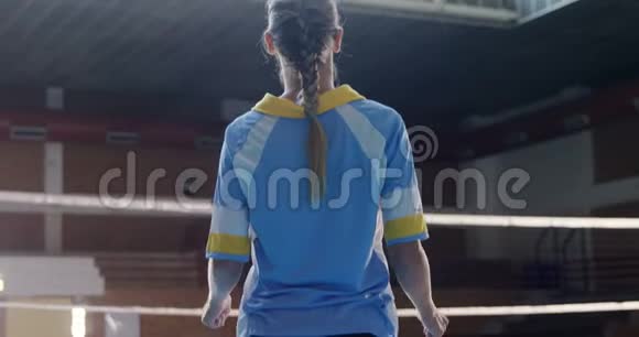 女子排球运动员手臂向上站立4k视频的预览图