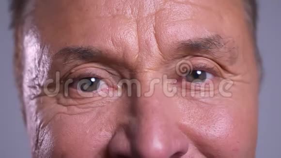 高加索男性老年皱纹灰眼睛特写镜头直视快乐表情视频的预览图