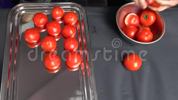 厨师把成熟的西红柿蔬菜放进钢碟里慢镜头视频的预览图
