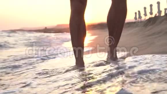 奔跑的人在阳光沙滩上做交叉蹲视频的预览图