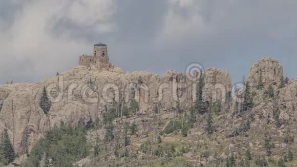 南达科他州布莱克山顶上的石火瞭望塔近距离拍摄片云纹的黑山视频的预览图