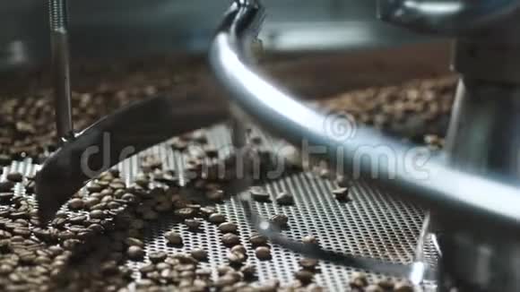 咖啡研磨机里的咖啡视频的预览图
