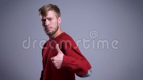 一张快乐的中年白种人的特写肖像转向镜头竖起大拇指视频的预览图