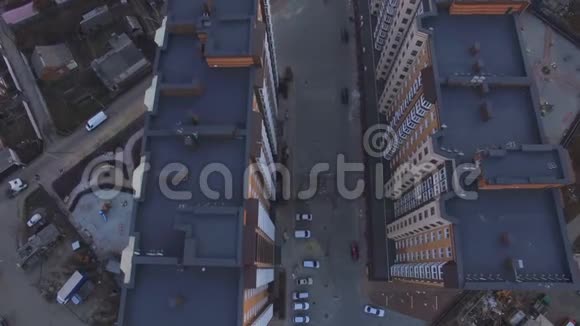 建筑物背景下完成施工现场的鸟瞰图视频的预览图
