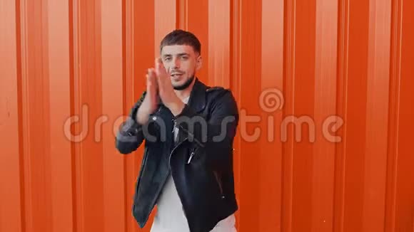 时尚快乐的男性揉搓双手摆出一个姿势概念人类情感视频的预览图