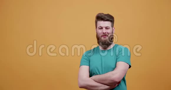 一个留着大胡子的年轻嬉皮士笑得非常大声的肖像视频的预览图