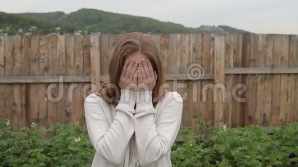 女人在花园里哭视频的预览图